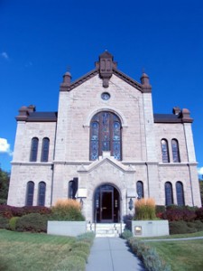 A former home of Congregation B'nai Israel. Photo by Esther Hecht.