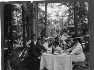 Photograph of a San Francisco Jewish family part of 'The Magnes Effect' exhibit.