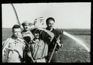 ‘Harvesting,’ 1934. Yeshiva University Museum, New York. All images courtesy of the Contemporary Jewish Museum, San Francisco.