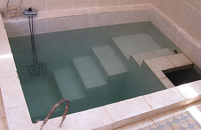 A mikve in Israel. Wikimedia Commons.
